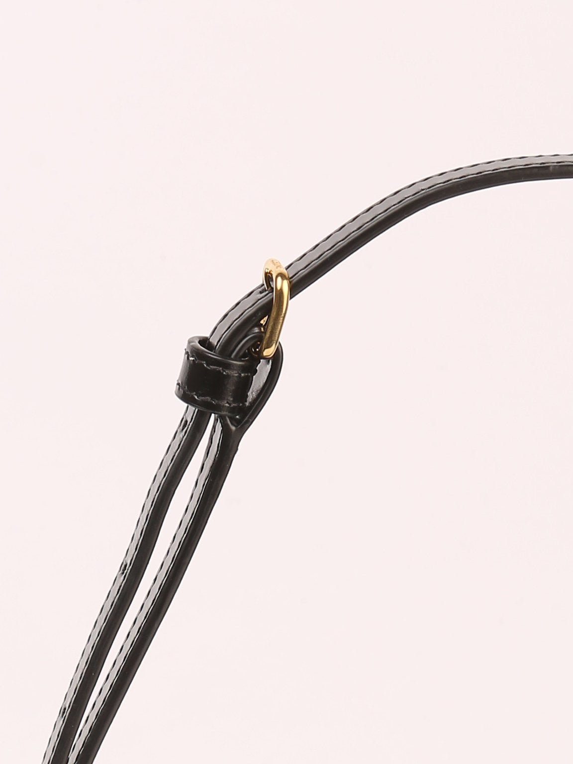 Bolsa Celine Triomphe Classique, couro liso preto, detalhe da fivela dourada e do passante da alça regulável, com pesponto — Domus Giulietta