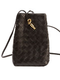 Bolsa Bottega Veneta Mini Bucket Intrecciato, couro intrecciato preto, frente, com o fechamento por cordão e o pingente dourado em nó — Domus Giulietta