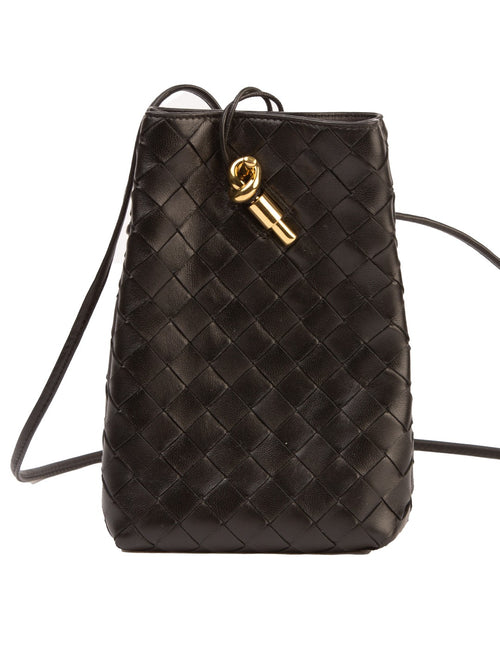Bolsa Bottega Veneta Mini Bucket Intrecciato, couro intrecciato preto, frente, com o fechamento por cordão e o pingente dourado em nó — Domus Giulietta
