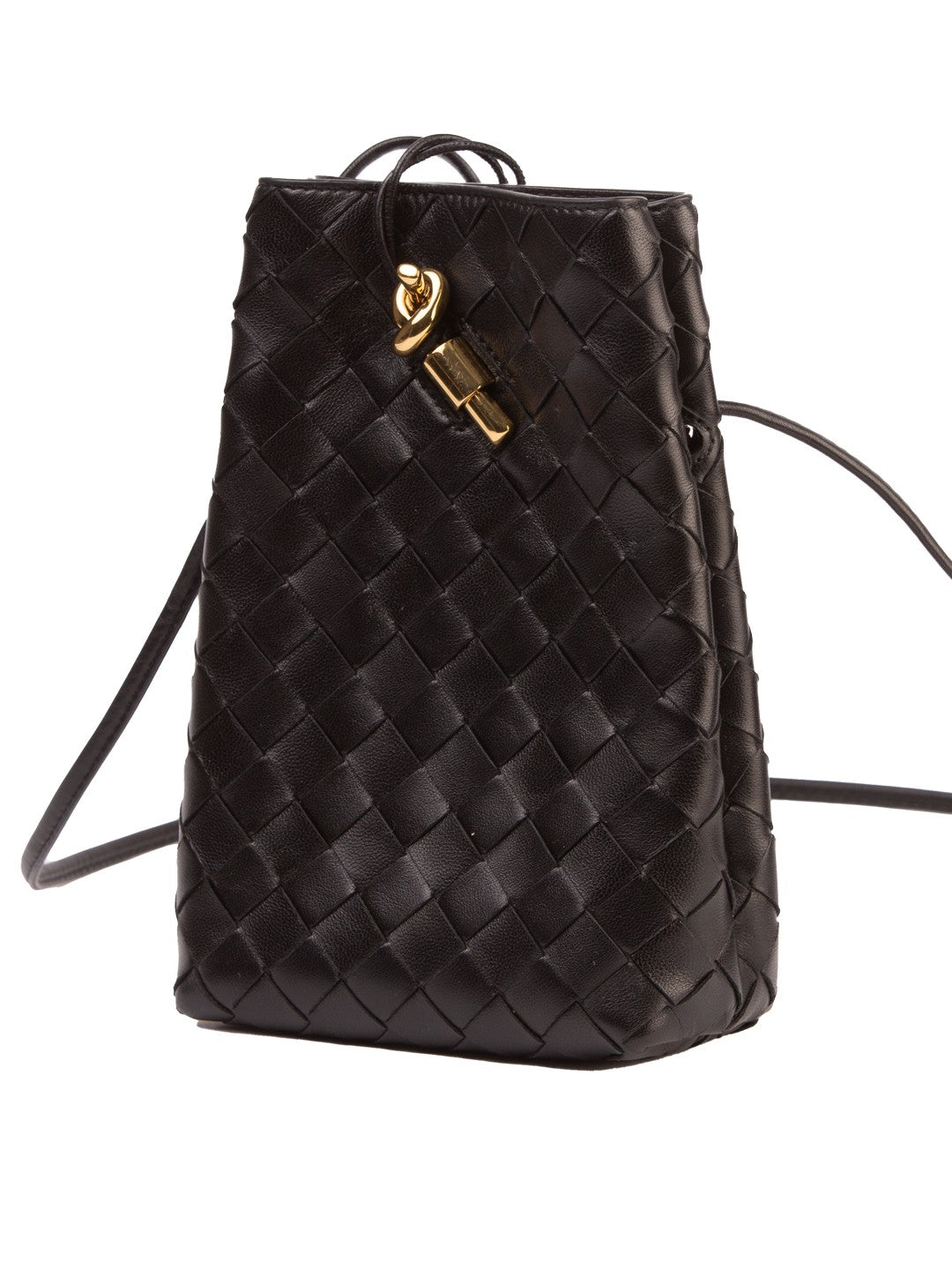 Bolsa Bottega Veneta Mini Bucket Intrecciato, couro intrecciato preto, vista em três quartos — Domus Giulietta