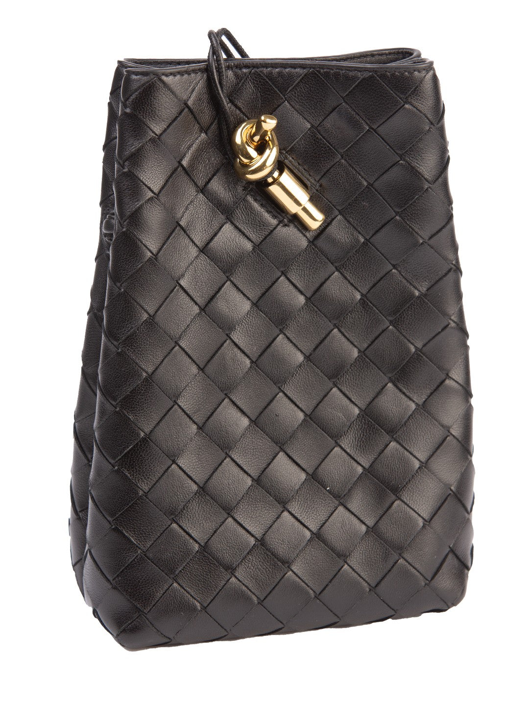 Bolsa Bottega Veneta Mini Bucket Intrecciato, couro intrecciato preto, vista em três quartos em enquadramento próximo, com a trama ocupando o corpo inteiro e o pingente dourado em nó no cordão — Domus Giulietta