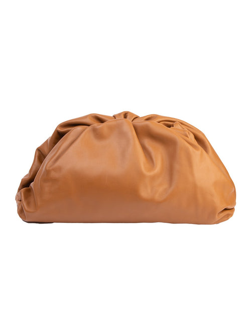 Bolsa Bottega Veneta The Pouch, couro napa caramelo, frente — Domus Giulietta