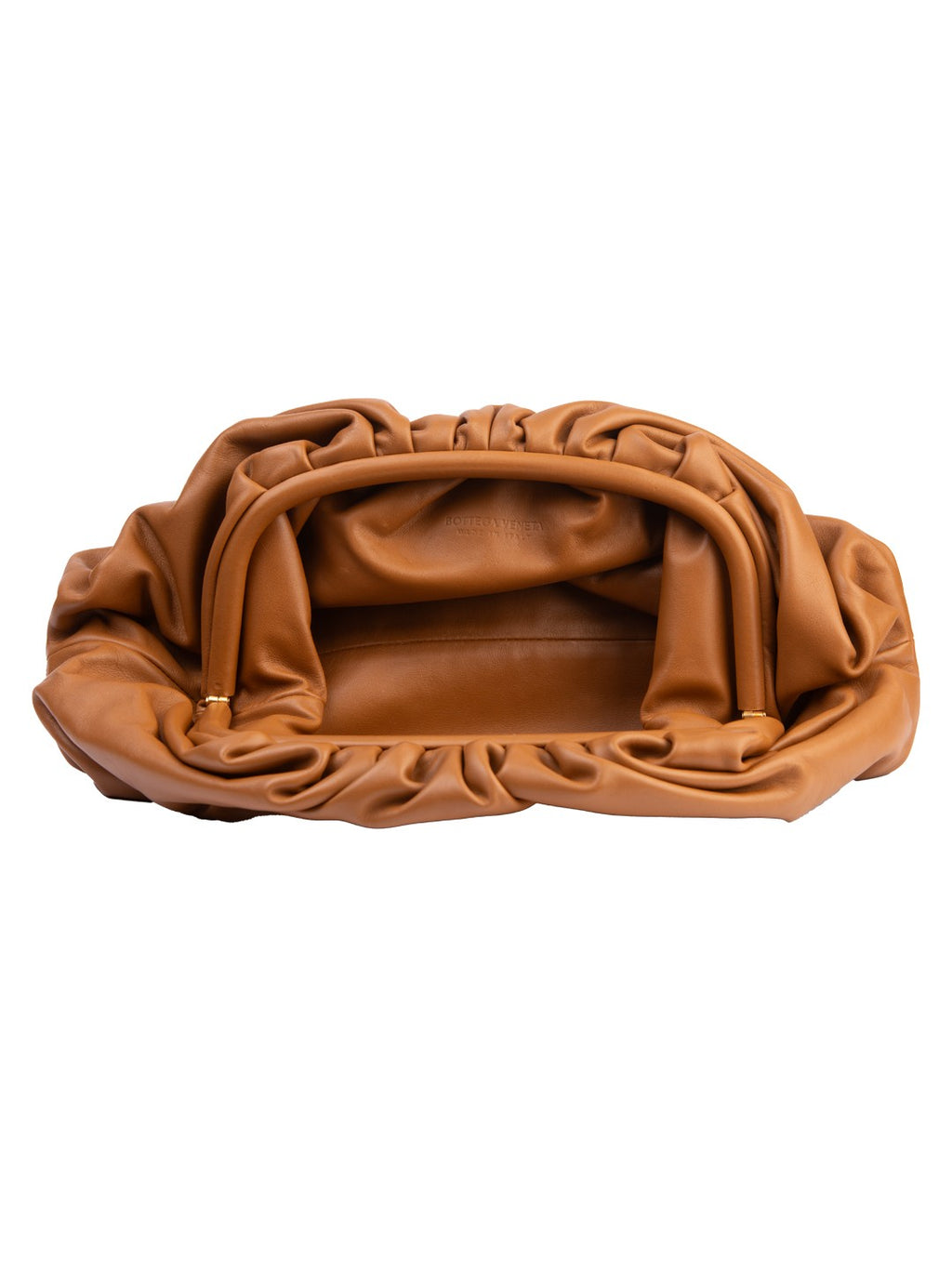 Bolsa Bottega Veneta The Pouch, couro napa caramelo, aberta, mostrando o interior — Domus Giulietta