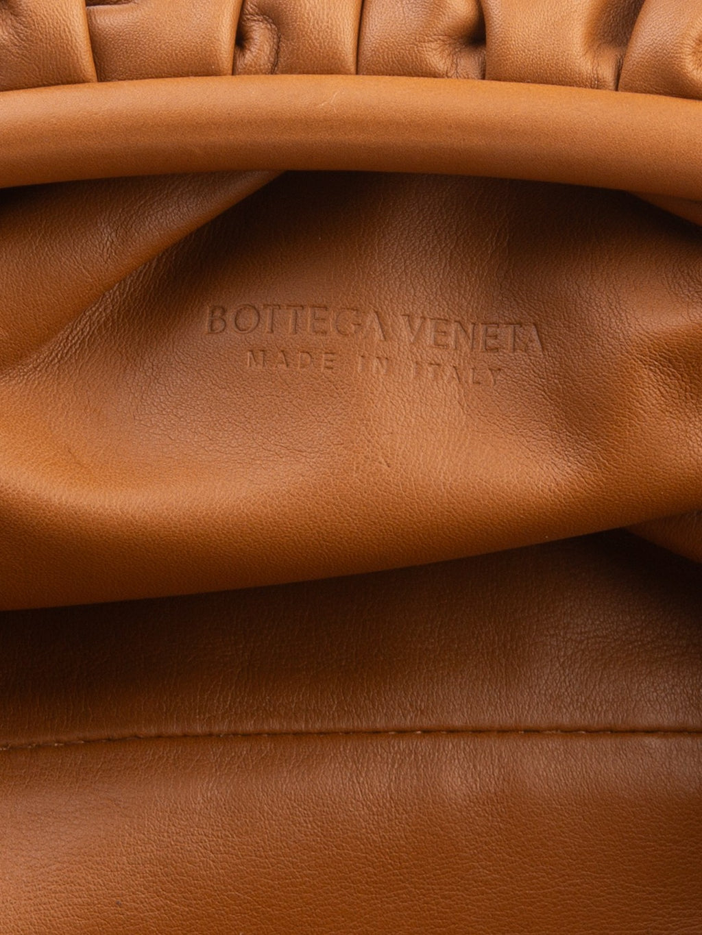 Bolsa Bottega Veneta The Pouch, couro napa caramelo, detalhe do carimbo BOTTEGA VENETA MADE IN ITALY no couro — Domus Giulietta