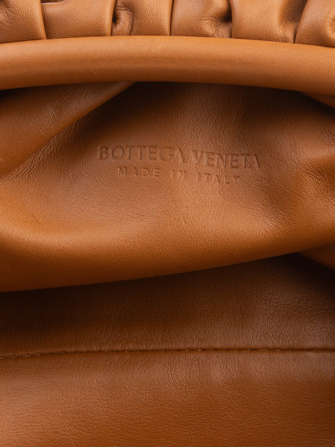 Bolsa Bottega Veneta The Pouch, couro napa caramelo, detalhe do carimbo BOTTEGA VENETA MADE IN ITALY no couro — Domus Giulietta