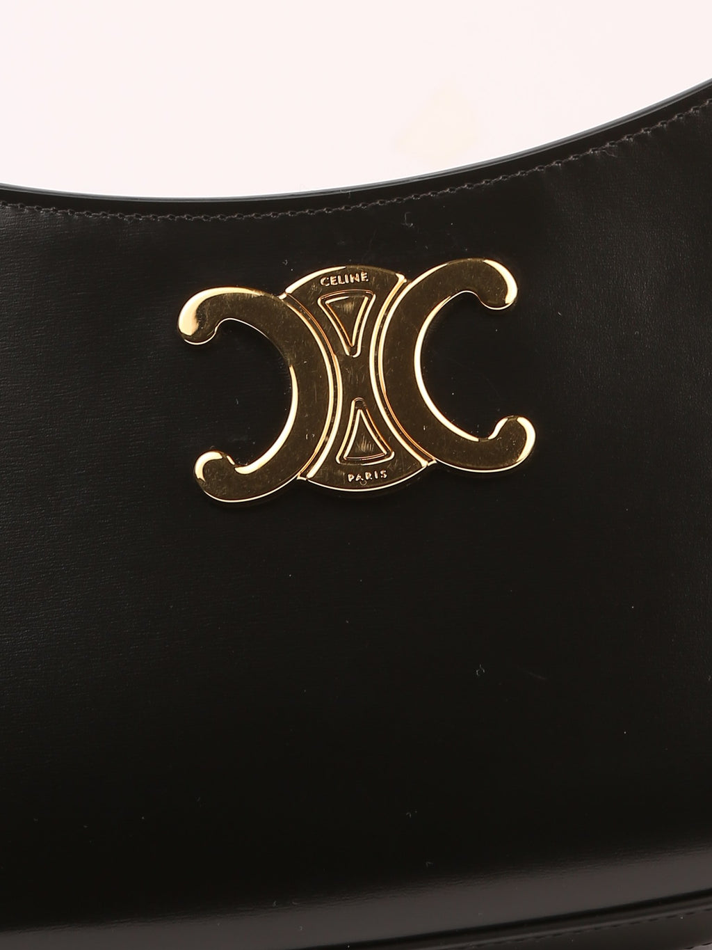 Bolsa Celine Triomphe Classique, couro liso preto, detalhe da placa Triomphe dourada com a gravação Celine Paris — Domus Giulietta