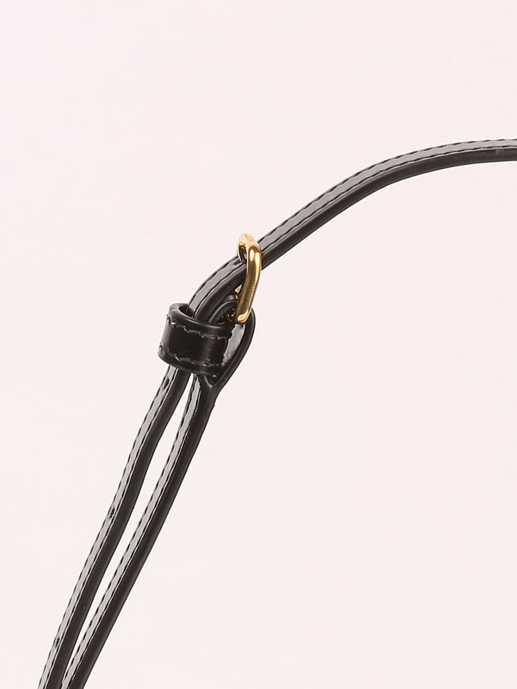 Bolsa Celine Triomphe Classique, couro liso preto, detalhe da fivela dourada e do passante da alça regulável, com pesponto — Domus Giulietta