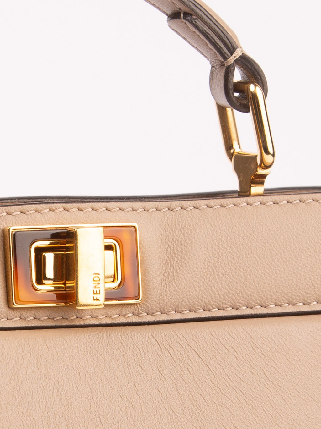Bolsa Fendi Peekaboo ISeeU Small, couro liso bege, detalhe do fecho giratório e da argola dourada — Domus Giulietta