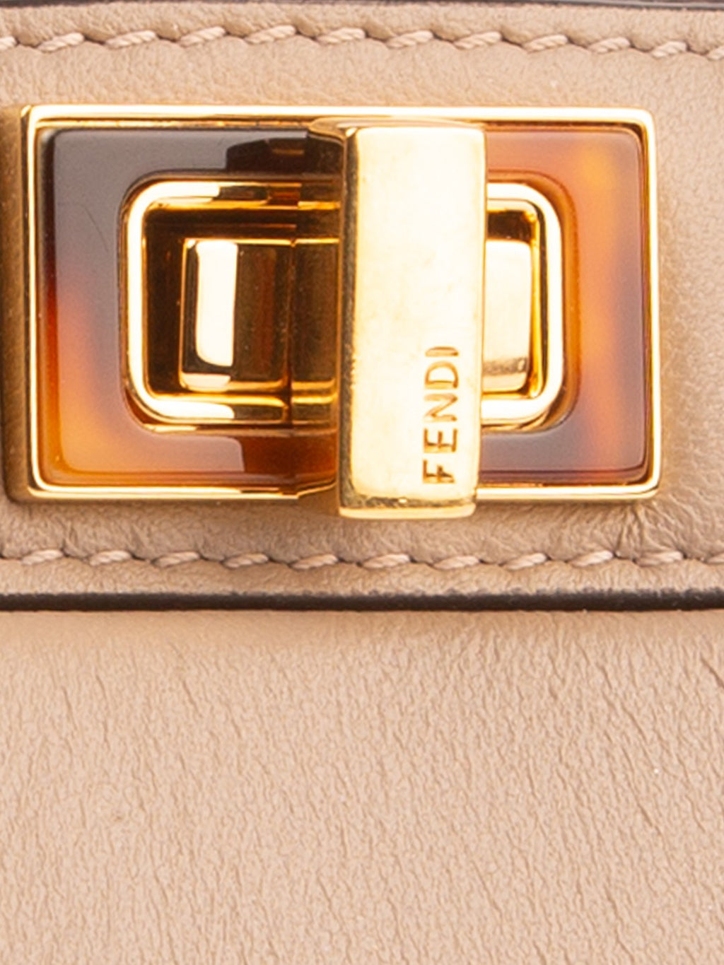 Bolsa Fendi Peekaboo ISeeU Small, couro liso bege, detalhe do fecho em resina tartaruga com a gravação FENDI — Domus Giulietta