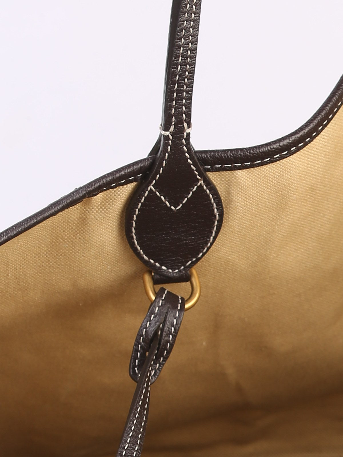 Bolsa Gucci Ophidia Straw Bag Large, lona bege trançada, detalhe da argola dourada que prende a pochette, com pesponto aparente no couro — Domus Giulietta