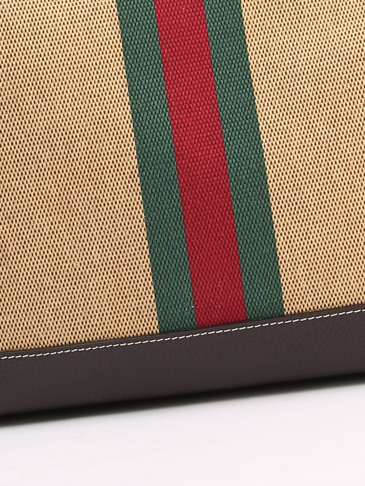 Bolsa Gucci Ophidia Straw Bag Large, lona bege trançada, detalhe da trama da lona, da faixa Web e da base em couro marrom — Domus Giulietta