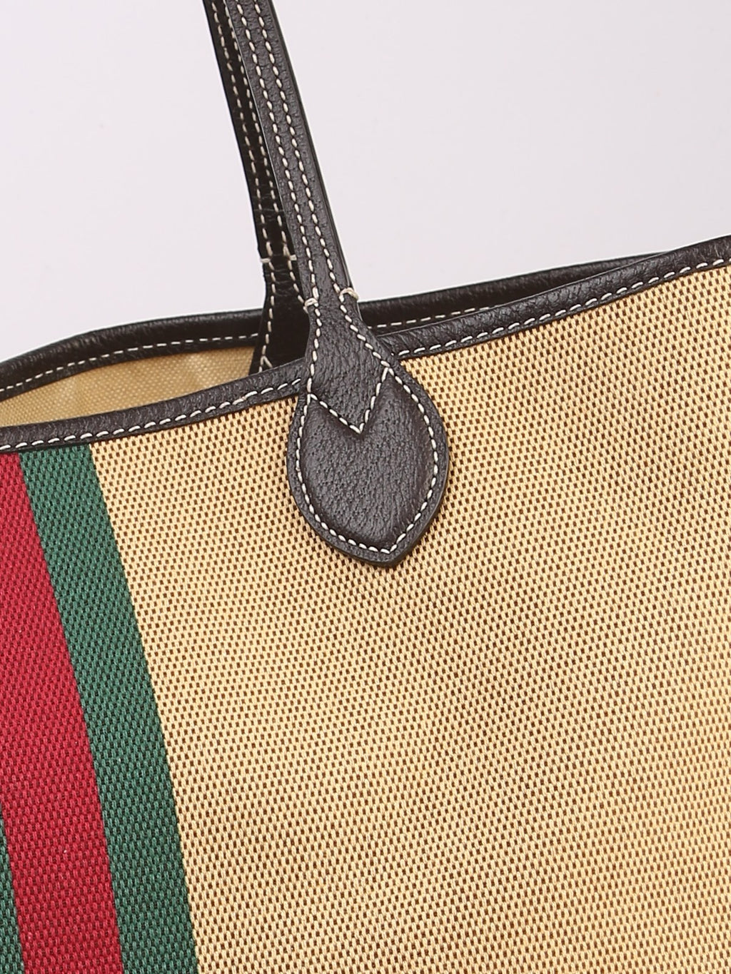 Bolsa Gucci Ophidia Straw Bag Large, lona bege trançada, detalhe do pesponto na aplicação de couro da alça e no acabamento da borda — Domus Giulietta