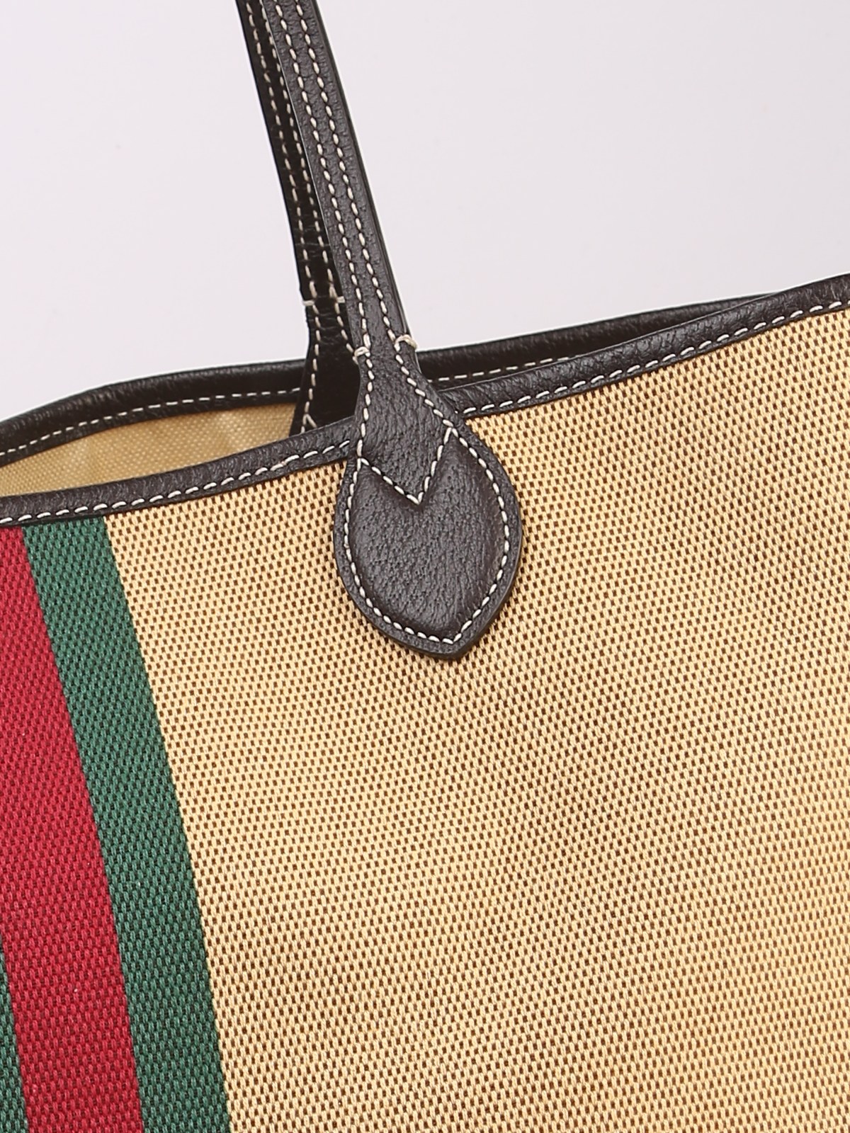 Bolsa Gucci Ophidia Straw Bag Large, lona bege trançada, detalhe do pesponto na aplicação de couro da alça e no acabamento da borda — Domus Giulietta