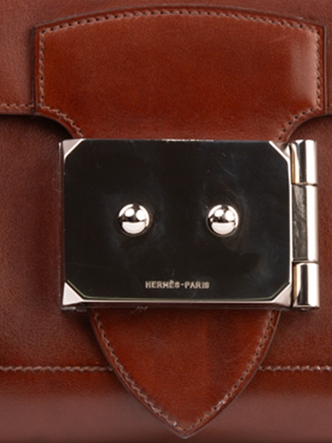 Bolsa Hermès Good Lock Pochette, couro box calf marrom, detalhe do fecho gravado HERMÈS·PARIS — Domus Giulietta