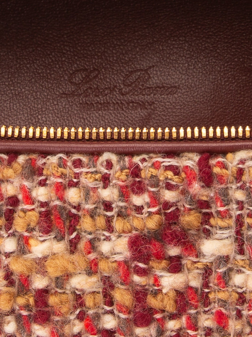 Bolsa Loro Piana Extra Pocket L19, bouclé multicolor, detalhe do bouclé, do zíper dourado e da assinatura interna Loro Piana — Domus Giulietta