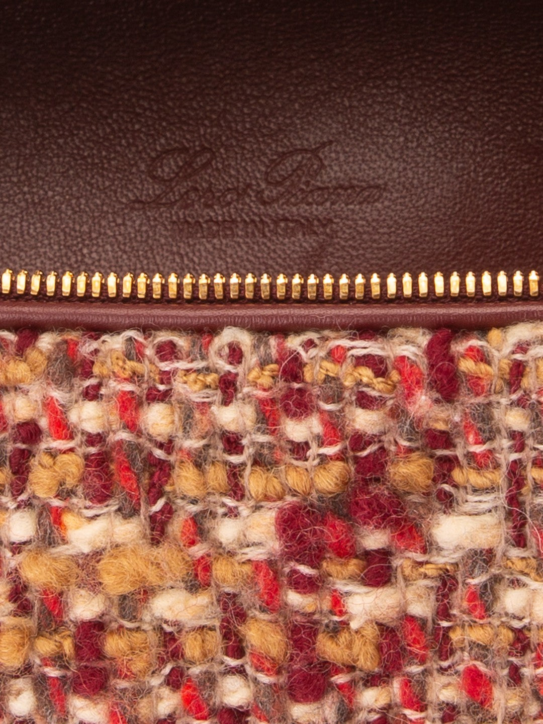 Bolsa Loro Piana Extra Pocket L19, bouclé multicolor, detalhe do bouclé, do zíper dourado e da assinatura interna Loro Piana — Domus Giulietta
