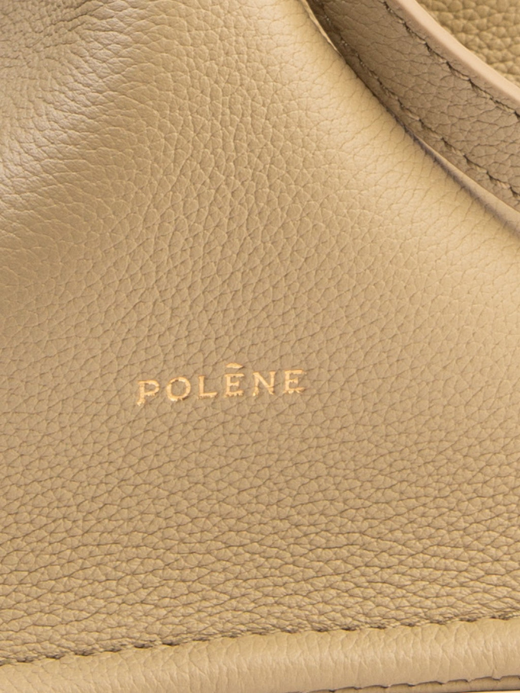 Bolsa Polène Numéro Neuf Mini, couro areia texturizada, detalhe da gravação POLÈNE no couro granulado — Domus Giulietta