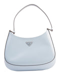 Bolsa Prada Cleo, couro liso azul gelo, frente, com o triângulo metálico da Prada — Domus Giulietta
