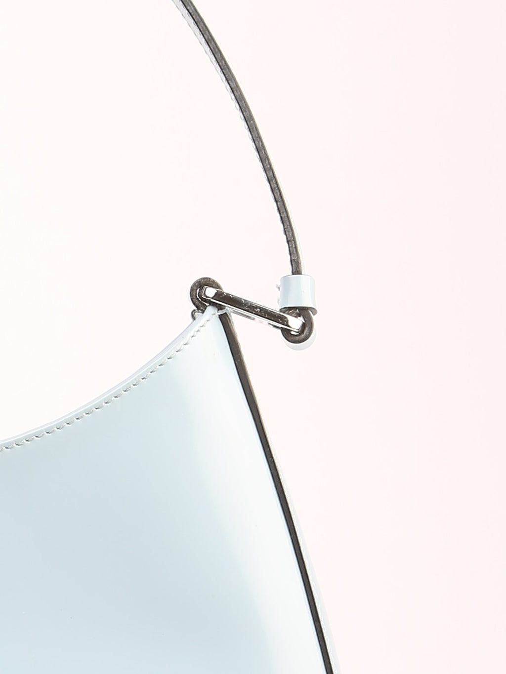Bolsa Prada Cleo, couro liso azul gelo, detalhe da ferragem prateada que prende a alça ao corpo — Domus Giulietta