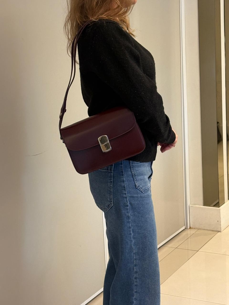 Bolsa Sézane Sac Milo Classique, couro liso bordeaux, a tiracolo, para referência de escala — Domus Giulietta
