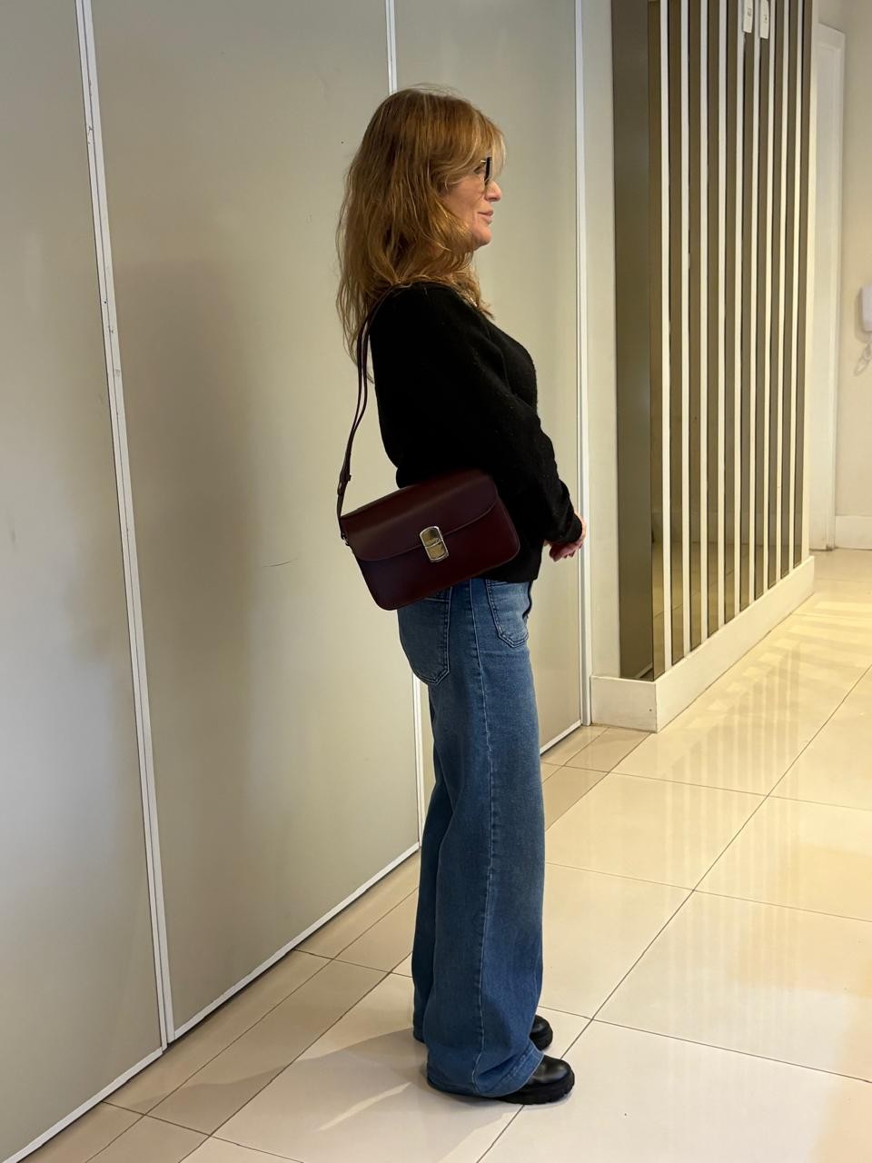 Bolsa Sézane Sac Milo Classique, couro liso bordeaux, a tiracolo, para referência de escala — Domus Giulietta