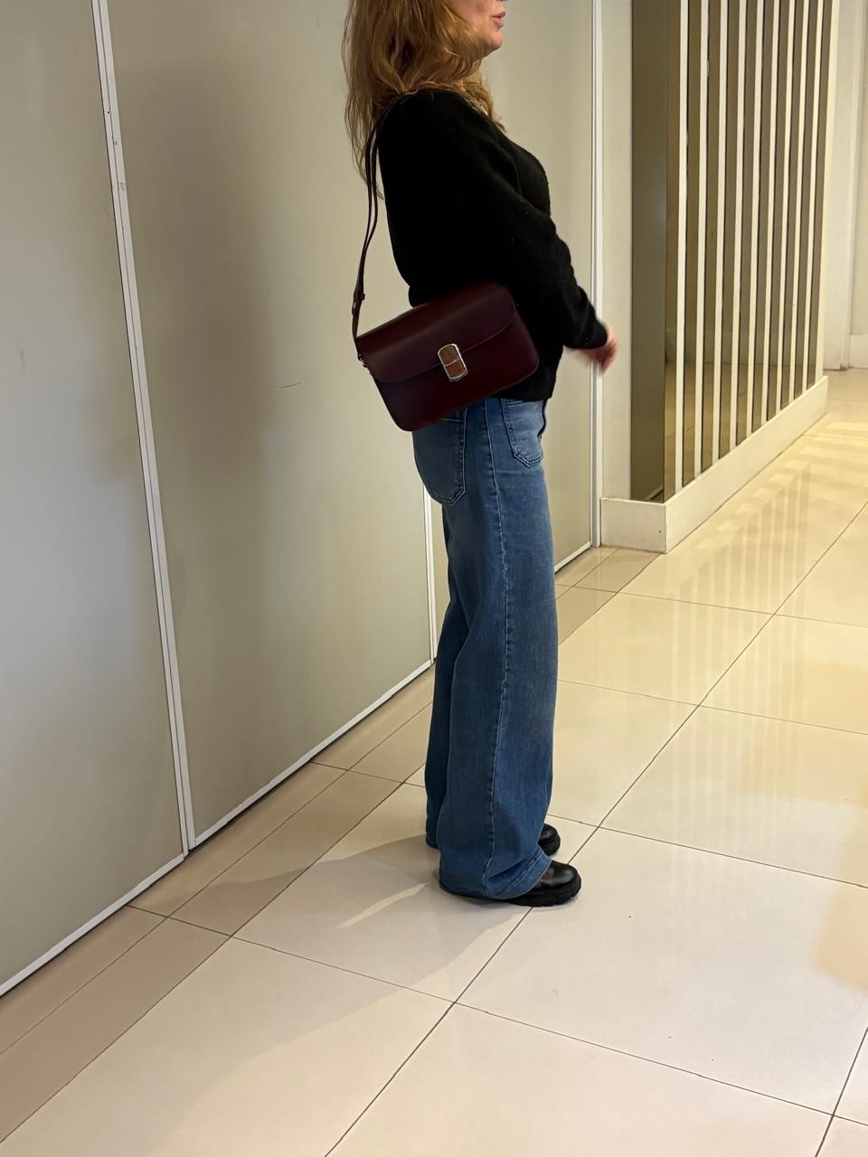 Bolsa Sézane Sac Milo Classique, couro liso bordeaux, a tiracolo, para referência de escala — Domus Giulietta