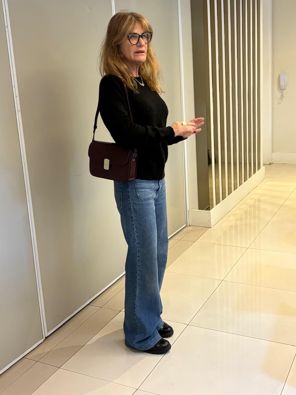 Bolsa Sézane Sac Milo Classique, couro liso bordeaux, a tiracolo, para referência de escala — Domus Giulietta